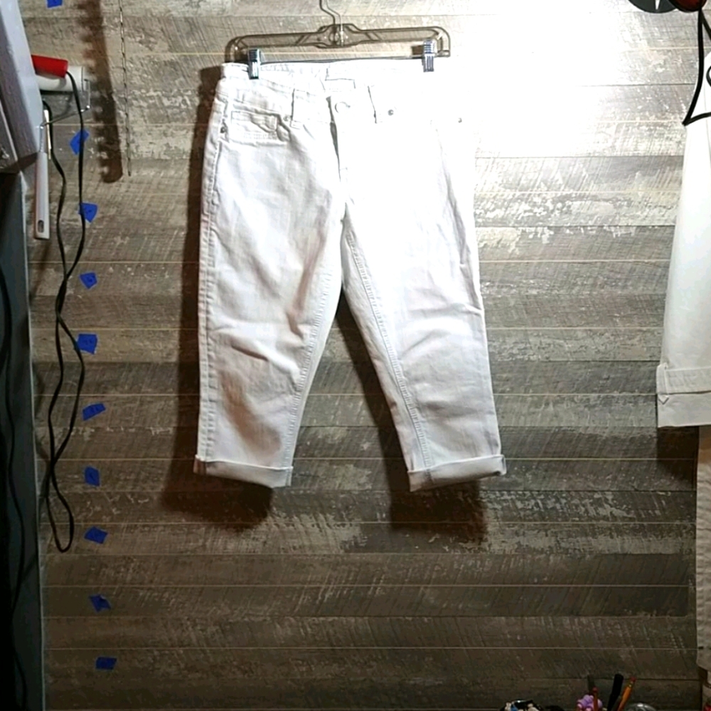 Seven7 Size 8 White Denim Roll-up Capri